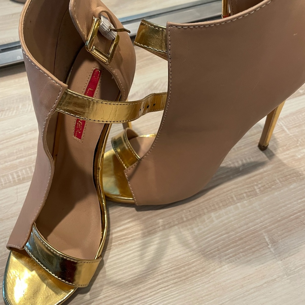 Tan/gold heel, never worn, purchased from Shoedazzle